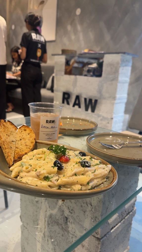 Pasta dish with garlic bread and peach ale